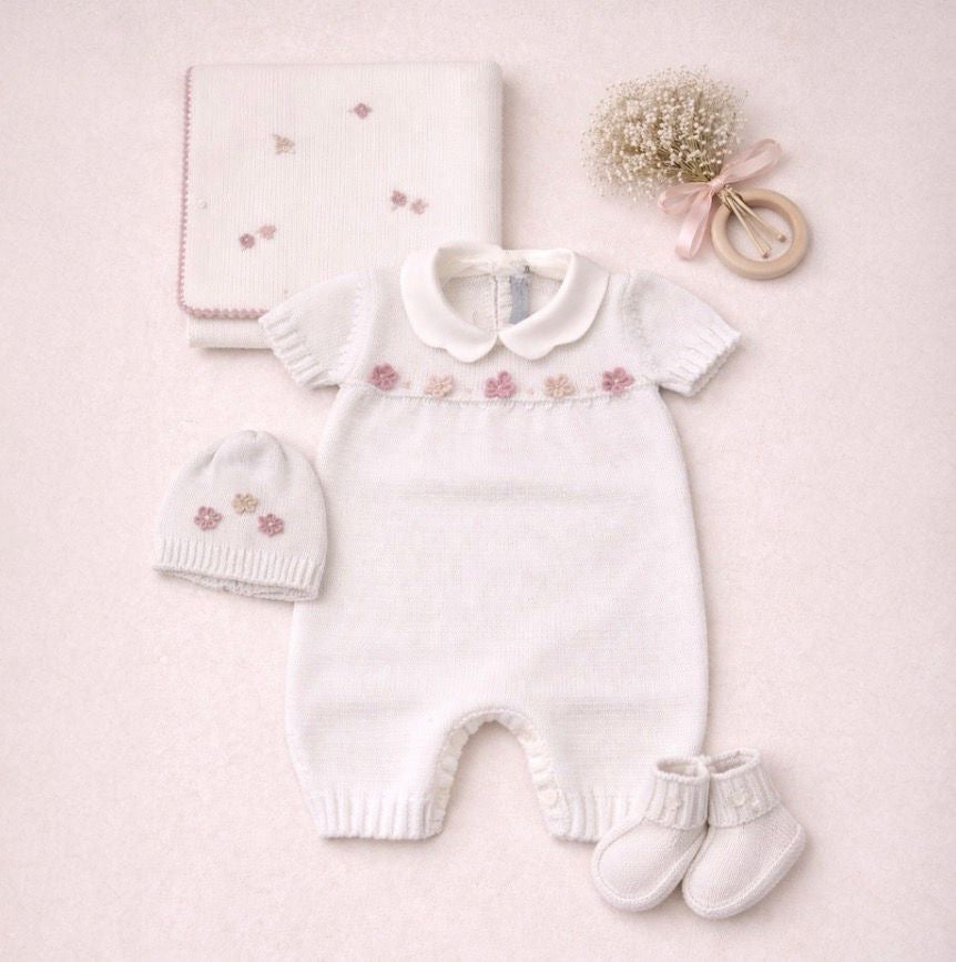 Set nascita neonato in maglia con ricami floreali – Tutina, copertina, cappellino e scarpine