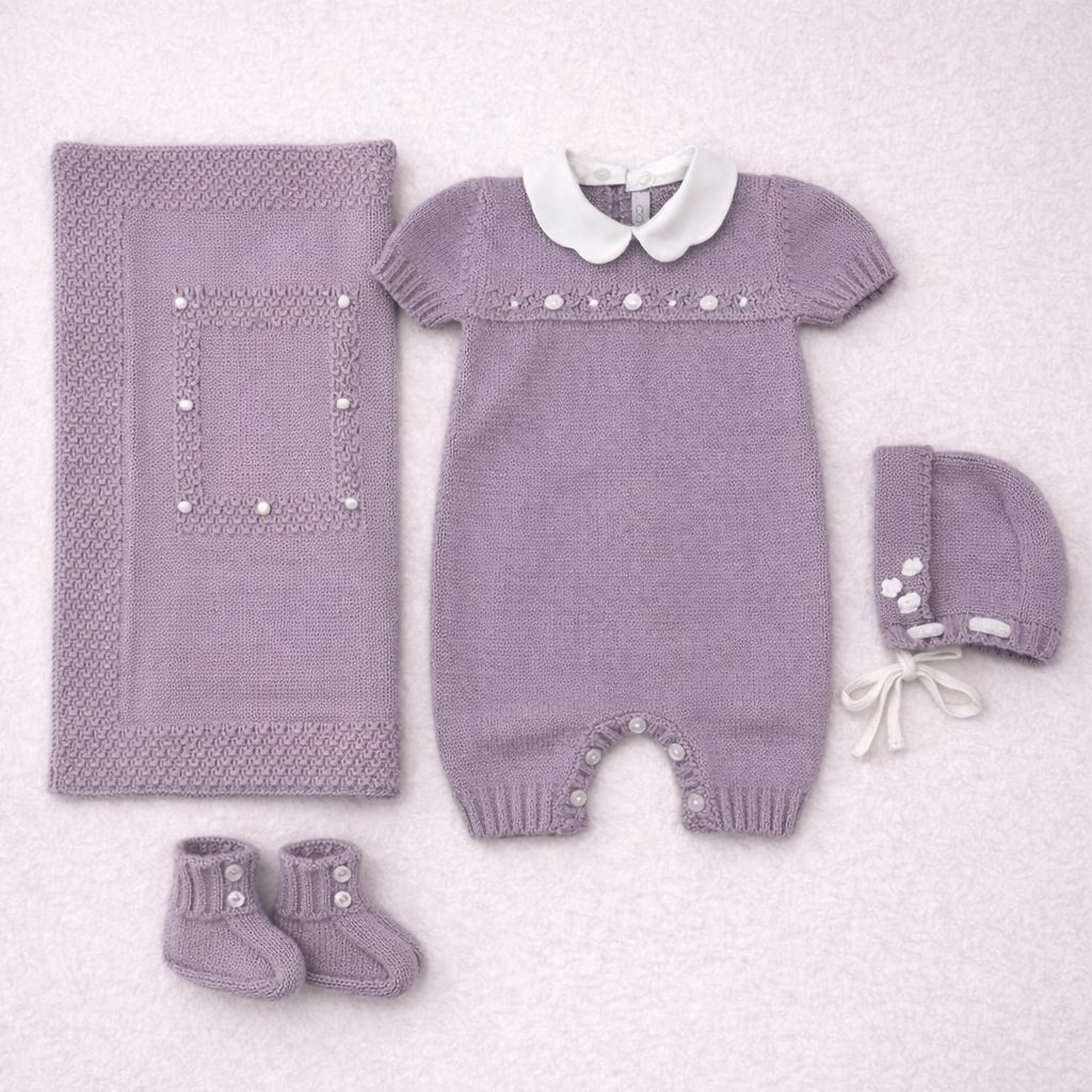 Set nascita lilla in maglia con dettagli perlati – Tutina, copertina, cuffietta e scarpine