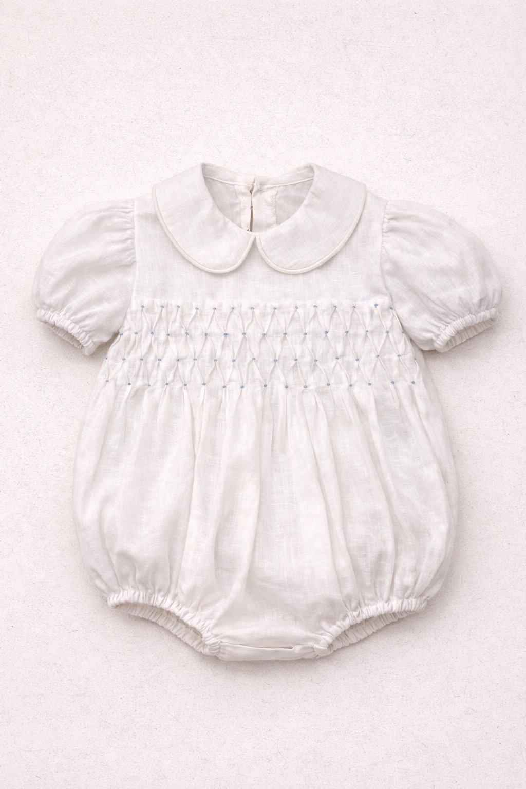 Pagliaccetto “Nuvola” con smock ricamato azzurro
