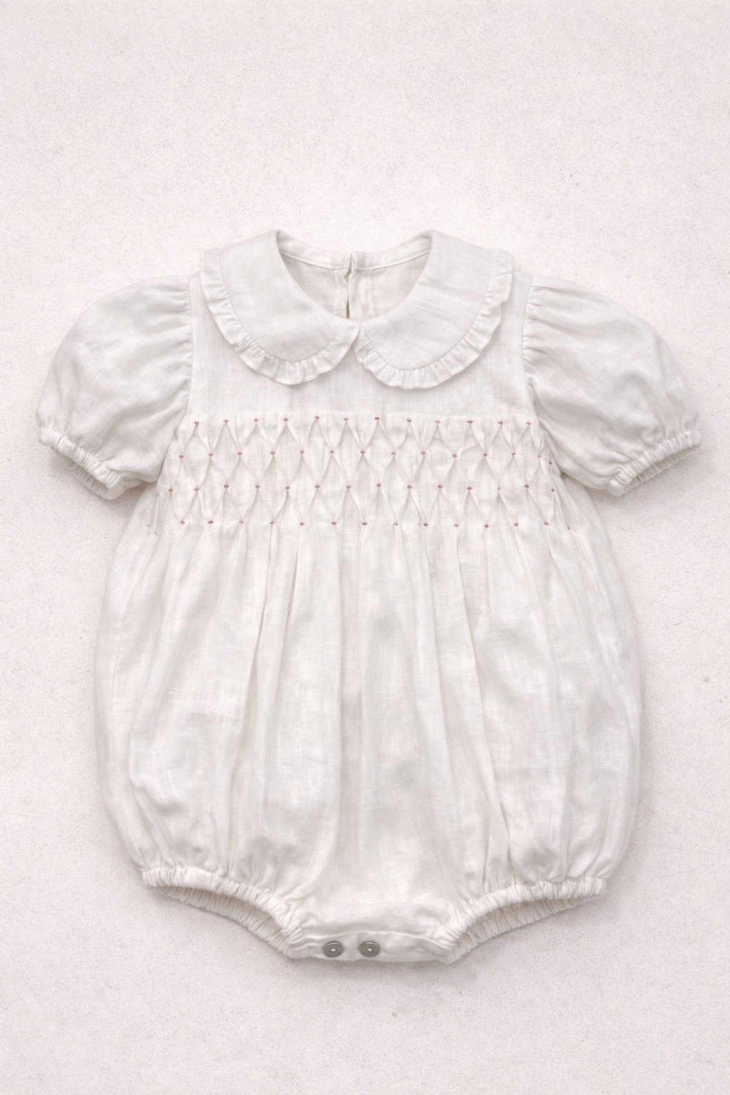 Pagliaccetto “Perla” con smock rosa e colletto ricamato