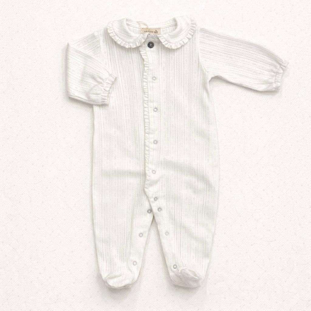 Tutina neonato in cotone panna con colletto e dettagli volant