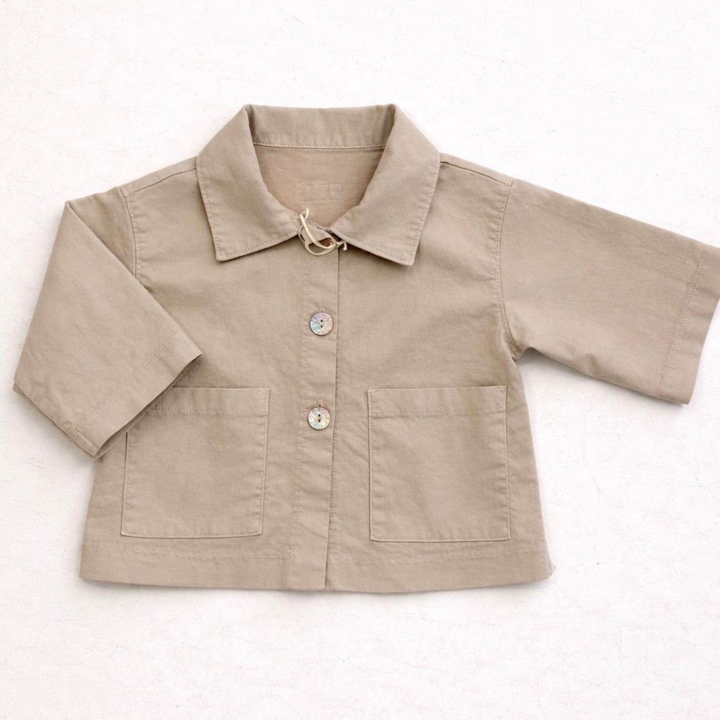 Giacca bambino in cotone beige con tasche e bottoni madreperlati