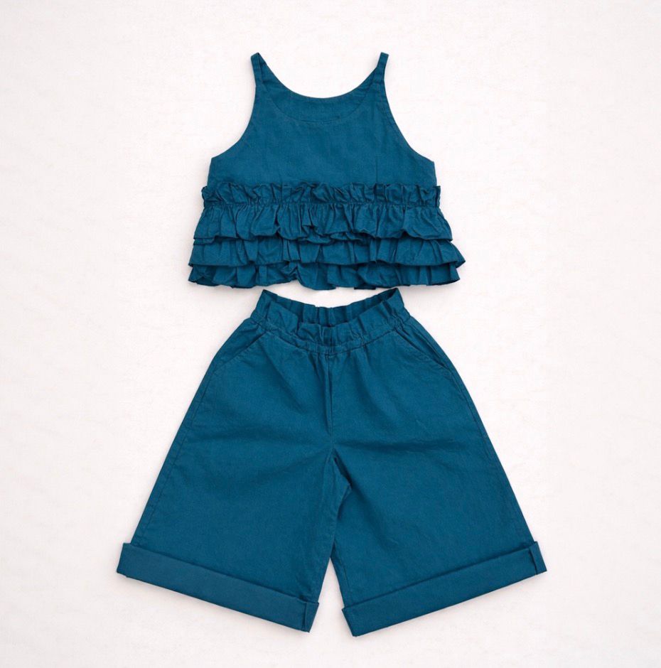 Completo bambina in cotone ottanio con top a balze e pantalone a palazzo
