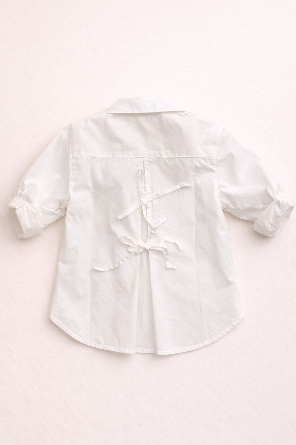 Camicia Bianca con Fiore e Fiocchi Retro