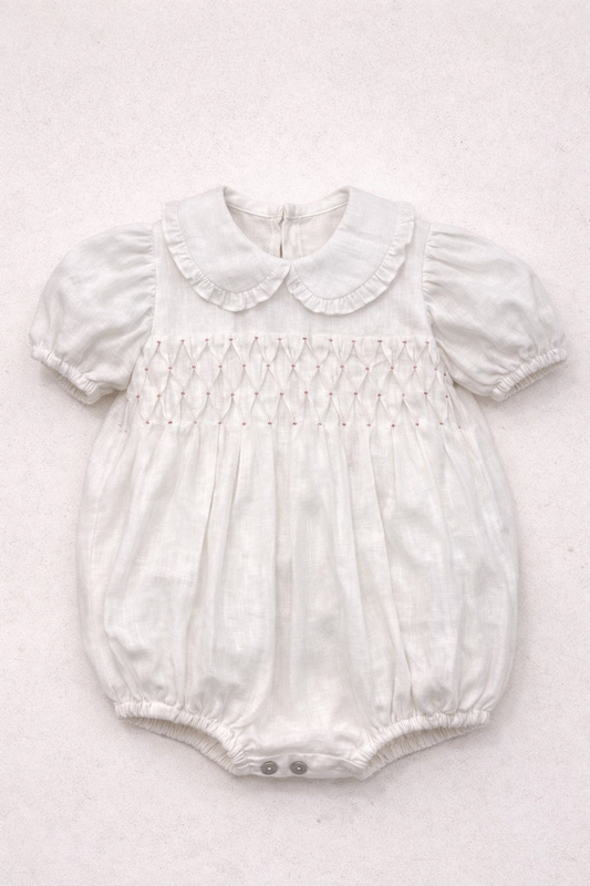 Pagliaccetto “Perla” con smock rosa e colletto ricamato