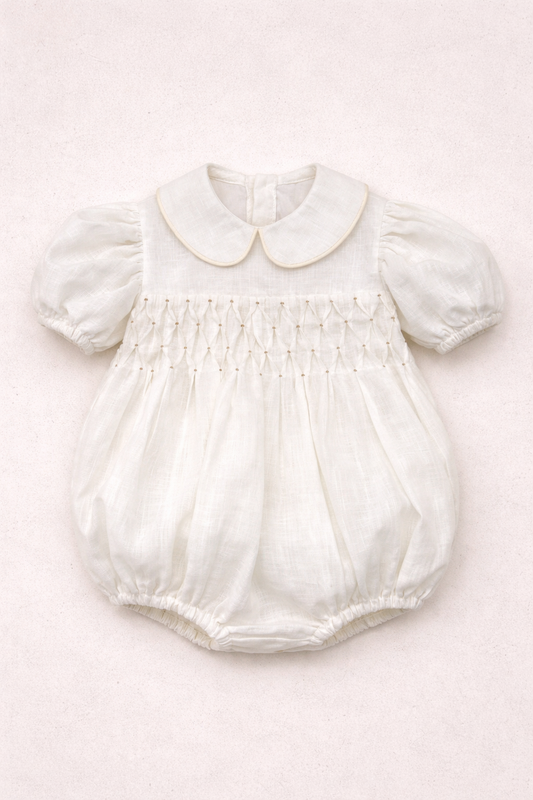 Pagliaccetto “Nuvola” con smock ricamato begie