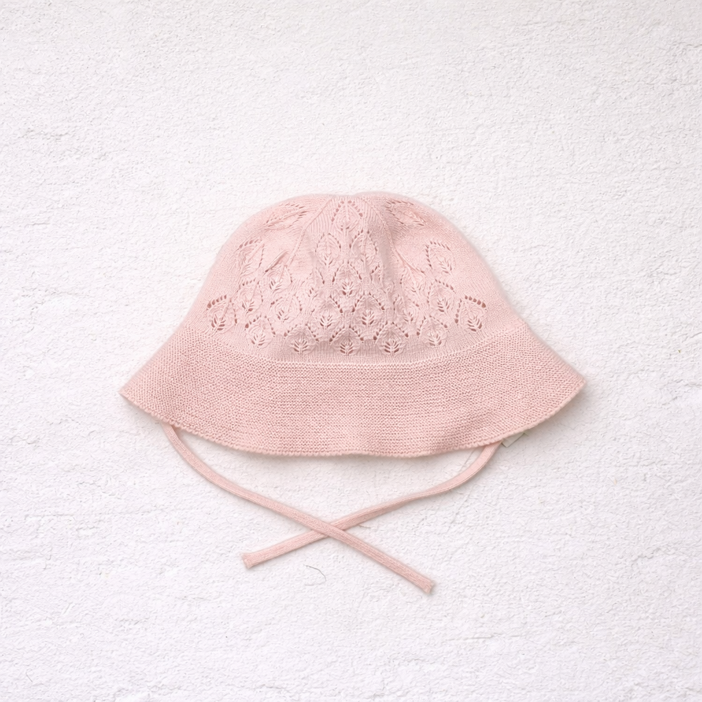 Cappellino neonato con falda in maglia traforata