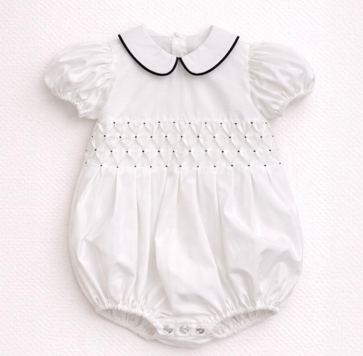 Pagliaccetto bianco con colletto e smock