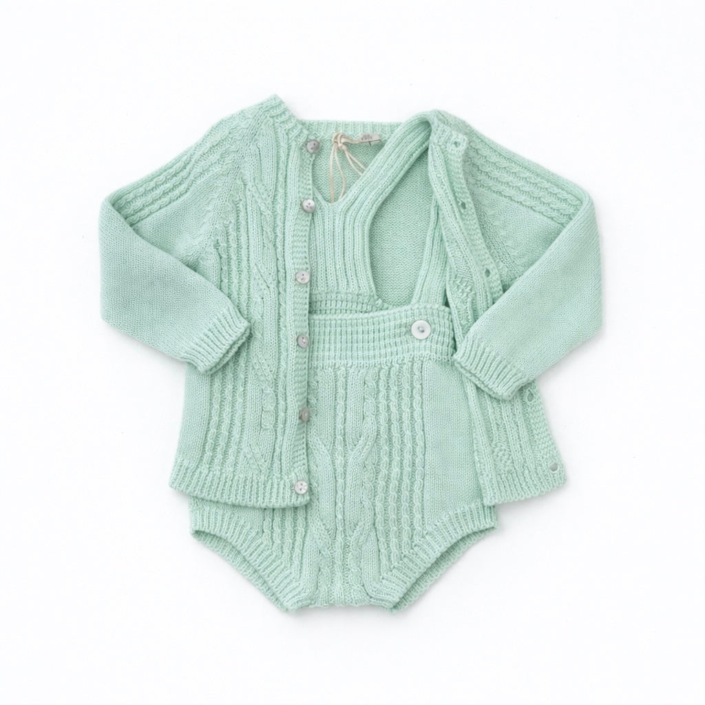 Pagliaccetto neonato con bretelle e cardigan