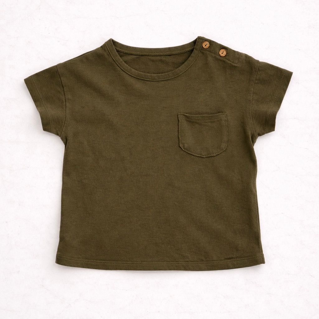 T-shirt bambino verde oliva con taschino e bottoni sulla spalla