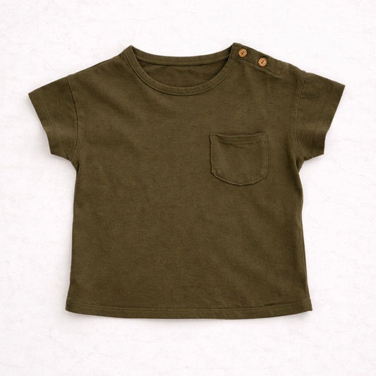 T-shirt bambino verde oliva con taschino e bottoni sulla spalla